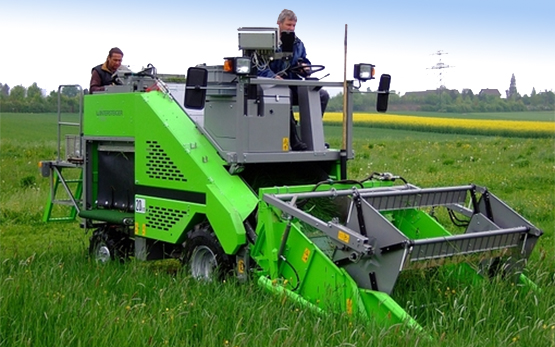 Pflanzenzuechtung Klee und Gras Erntemaschine